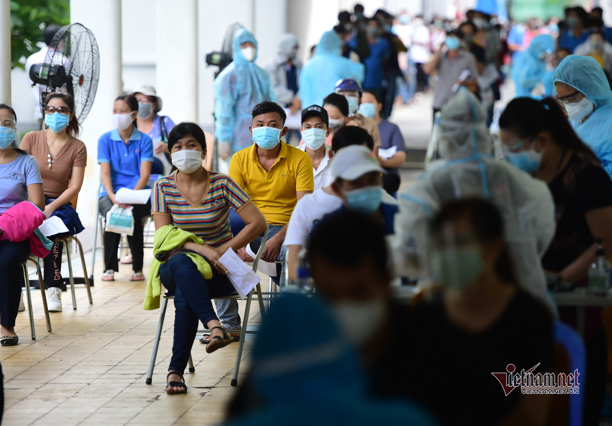 Một nữ công nhân nơi đây cho biết, từ ngày bùng dịch chị không dám đi đâu vì sợ nhiễm bệnh. Nay được tiêm vắc xin nên cũng an tâm hơn nhiều.