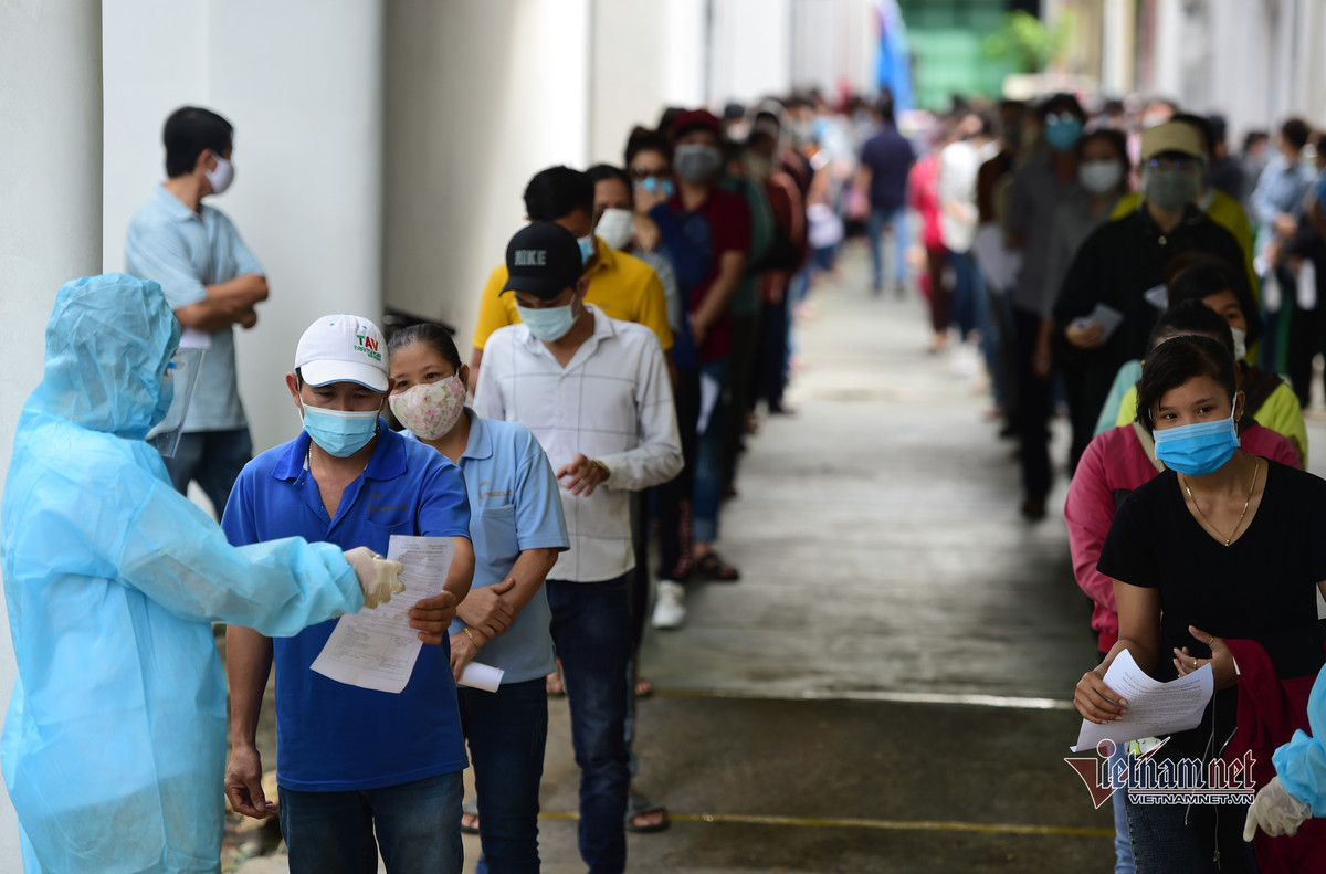 Từ sáng sớm, công nhân đã xếp hàng dài khai báo y tế