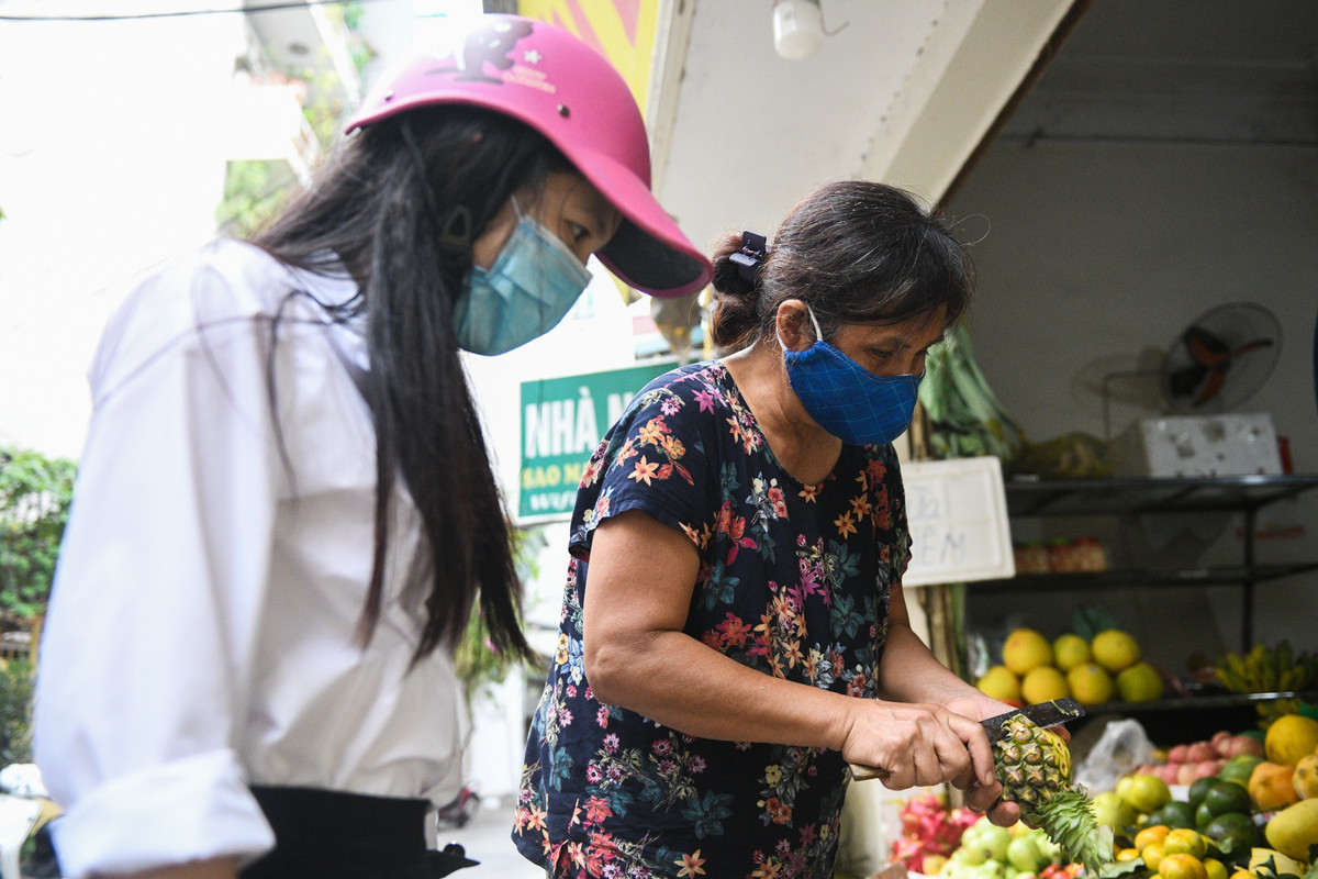 Dọc các tuyến phố tại Hà Nội hiện nay không khó để nhận thấy những cửa hàng chuyển đổi kinh doanh như thế này mọc lên tương đối. Với nhiều người, nếu không có thu để bù chi với các khoản tiền thuê mặt bằng, chi phí lương nhân viên và nhiều thứ khác thì đây là mô hình kinh doanh giúp họ bớt đi phần nào khó khăn những ngày giãn cách.