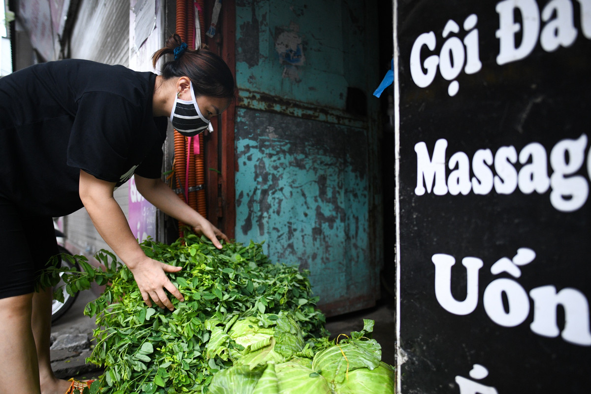 Rau ngót trồng đồi, măng rừng tự muối, cam, bưởi, sắn... là những thực phẩm chị Lương đang kinh doanh. "Bán hàng rồi thì cũng thấy vui tay, ít ra mình có việc để làm trong hoàn cảnh khó khăn như hiện nay. Thỉnh thoảng chồng tôi lại trêu thế hết dịch thì làm tiệm tóc hay bán rau", chị cười nói.