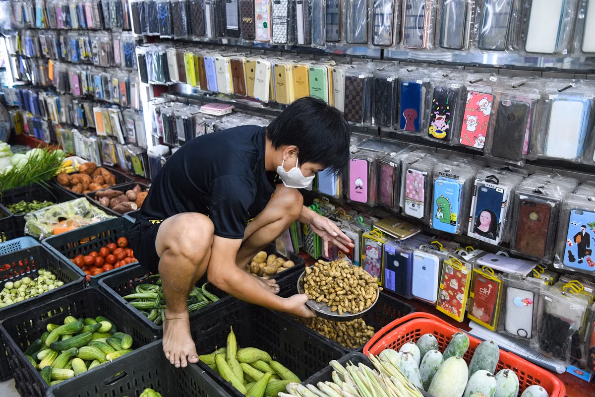 Chị Thanh cho biết trước kia cửa hàng có gần chục nhân viên làm việc. Dịch bệnh bùng phát, chỉ có hơn một nửa trong số họ kịp về quê. Số khác ở lại rồi giờ trở thành người bán rau củ cho bà chủ.