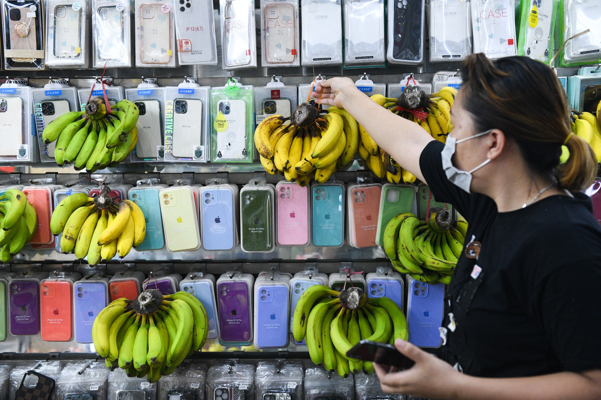 Ngày 24/7, khi Hà Nội áp dụng giãn cách theo Chỉ thị 16, cũng là buổi đầu tiên cửa hàng của chị Lê Lan Thanh chuyển đổi hình thức kinh doanh sang bán rau củ. "Người thân của tôi có công ty cung cấp thực phẩm ở Mê Linh, lại cũng sẵn tính thích buôn bán nên tôi không nghĩ ngợi nhiều, quyết định chuyển đổi luôn", chị Thanh nói.