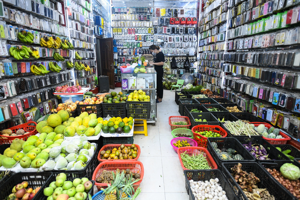 Tại một cửa hàng bán phụ kiện điện thoại trên phố Hàng Giấy (quận Hoàn Kiếm), la liệt những sọt nhựa được bày ra. Một bên để hoa quả, một bên là rau củ.