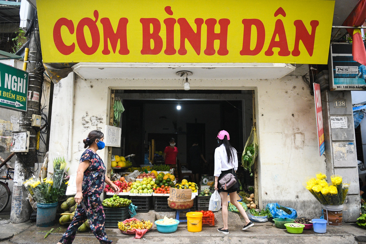 Quán cơm bình dân của bà Diễm đến nay cũng được "hô biến" thành quầy hoa quả đủ loại như táo, thanh long, dưa hấu...