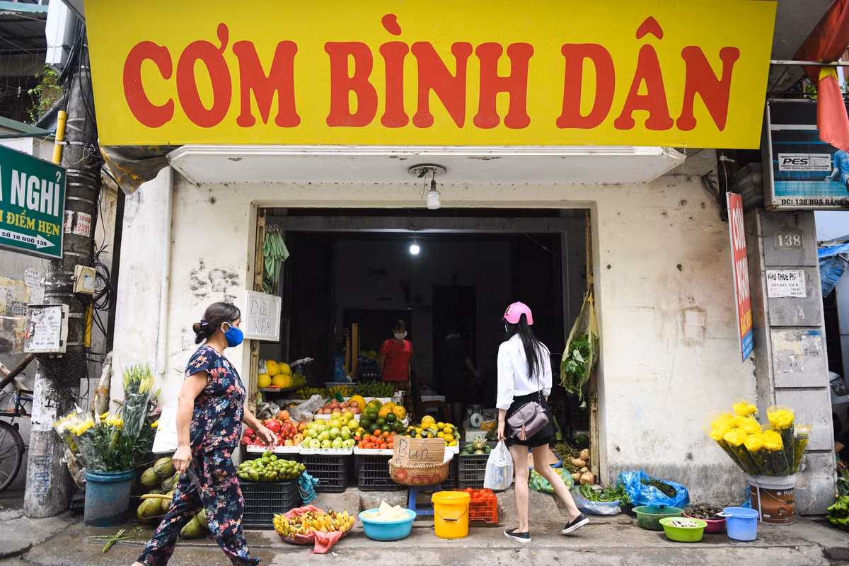 Quán cơm bình dân của bà Diễm đến nay cũng được "hô biến" thành quầy hoa quả đủ loại như táo, thanh long, dưa hấu...