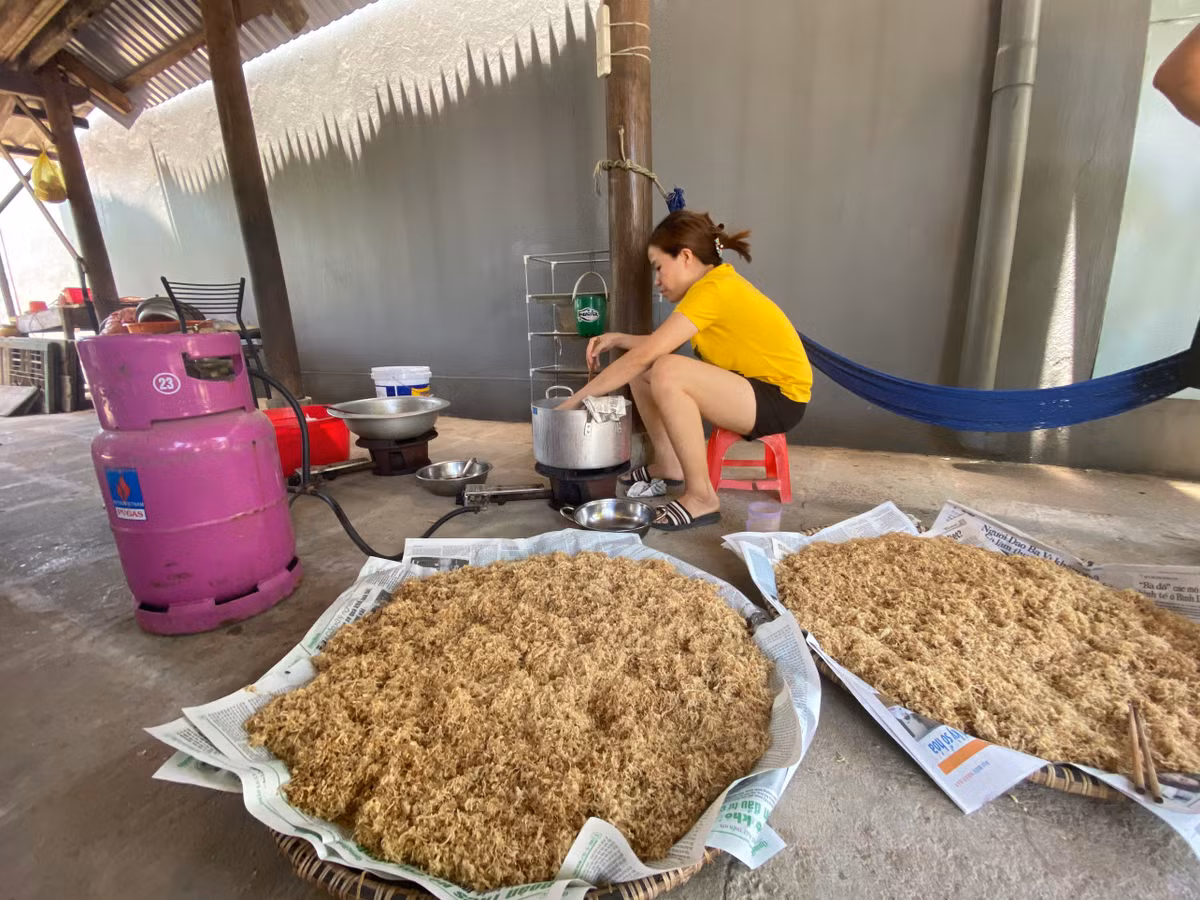 Nguoi dan o ron lu Quang Binh tiep te do an cho y, bac si o Bac Giang-Hinh-2