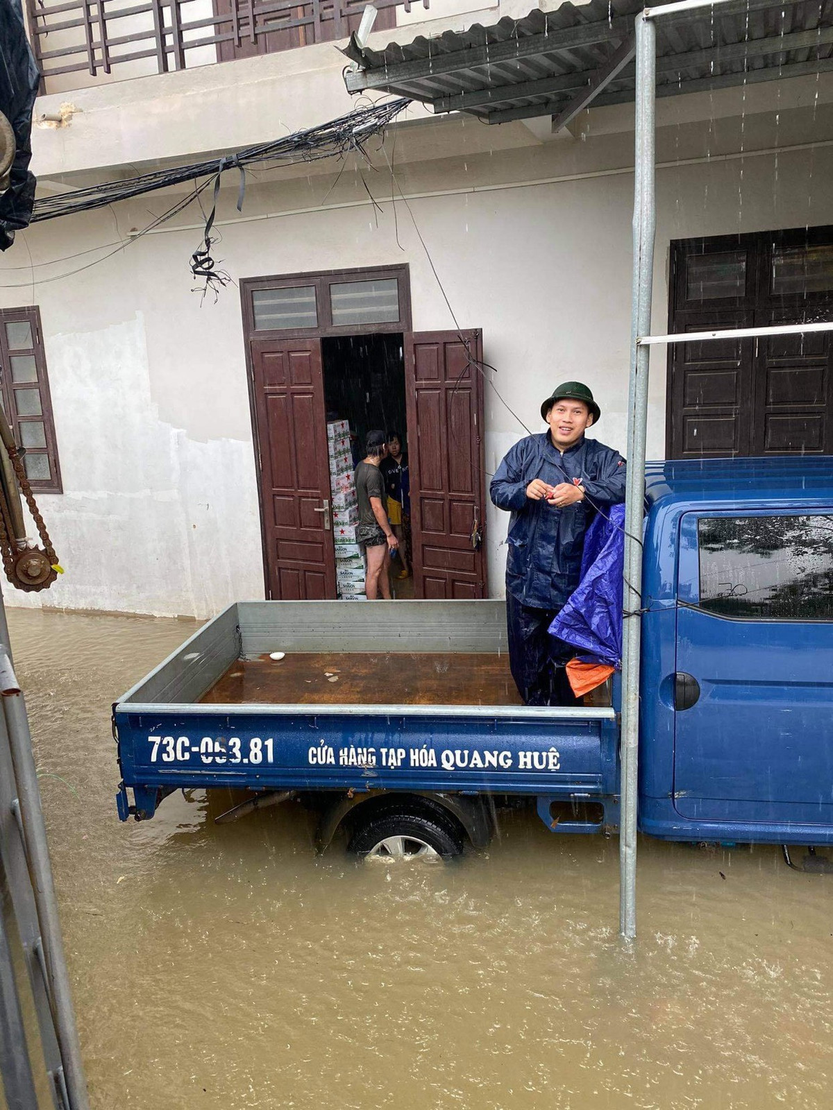 Nguoi dan o ron lu Quang Binh tiep te do an cho y, bac si o Bac Giang-Hinh-3