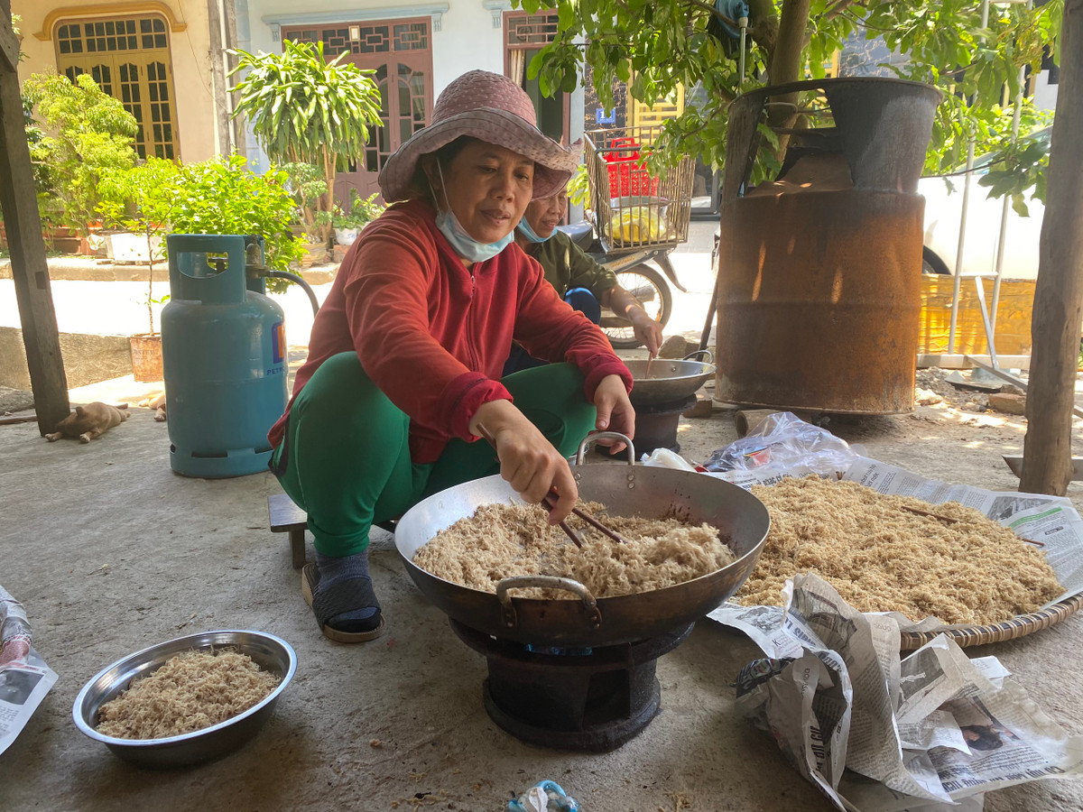 Nguoi dan o ron lu Quang Binh tiep te do an cho y, bac si o Bac Giang
