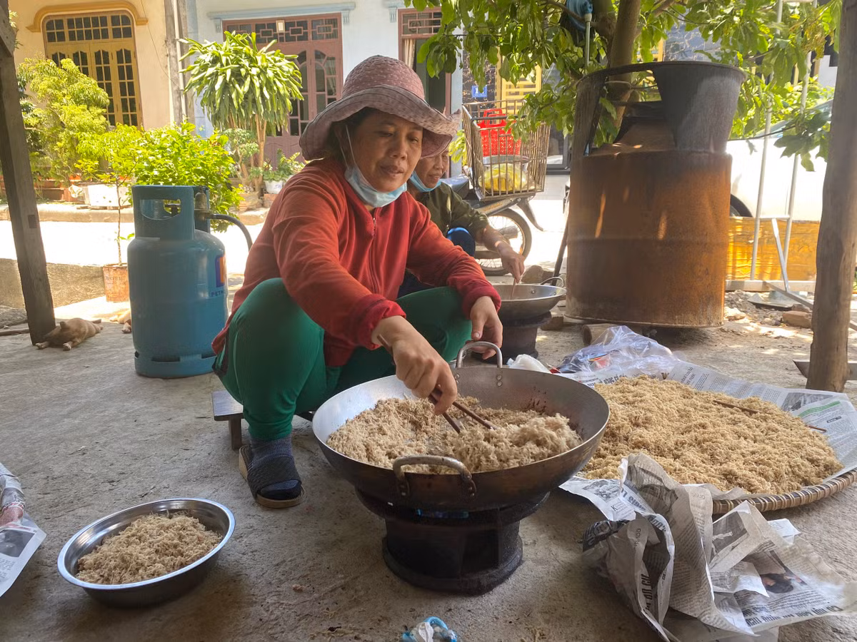 Nguoi dan o ron lu Quang Binh tiep te do an cho y, bac si o Bac Giang