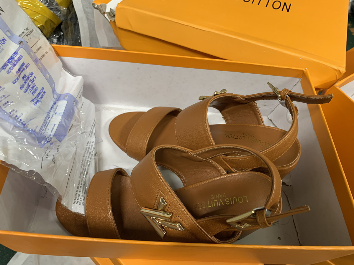 Hà Nội: "Tóm" kho giày dép nhái luôn đóng cửa để livestream bán trên mạng - Hình 2 Ha Noi: