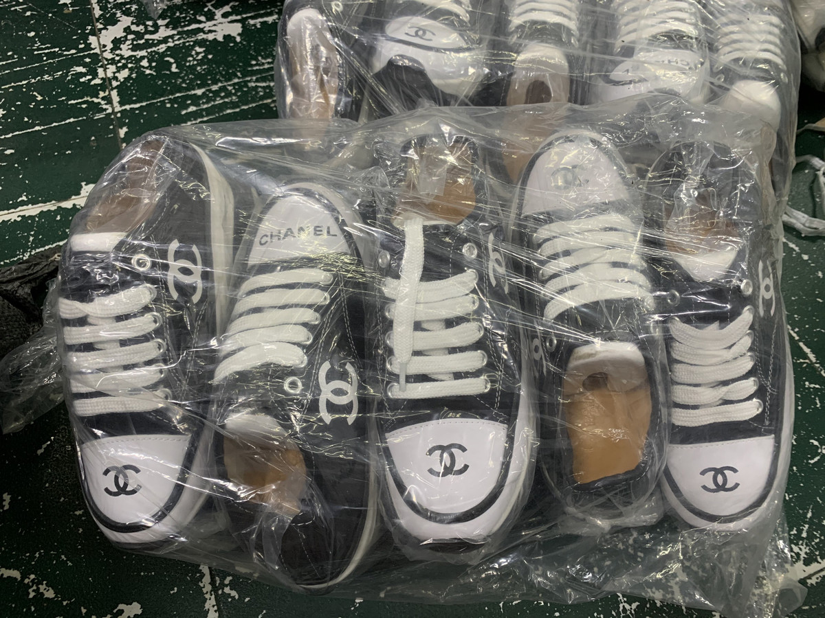 Hà Nội: "Tóm" kho giày dép nhái luôn đóng cửa để livestream bán trên mạng - Hình 3 Ha Noi: