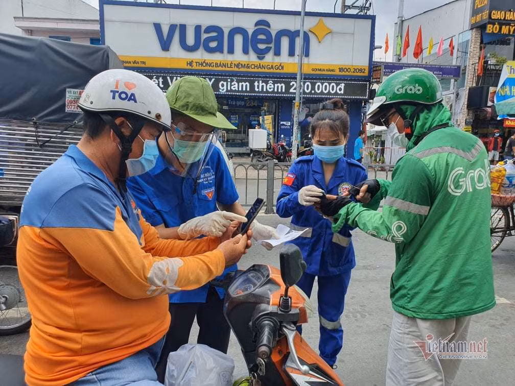 Go Vap ngay thu 4: Chot kiem dich thong thoang, nhieu nguoi di huong khac-Hinh-3