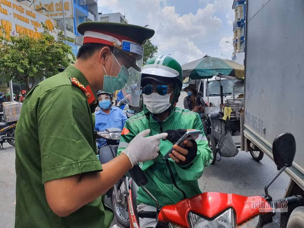 Go Vap ngay thu 4: Chot kiem dich thong thoang, nhieu nguoi di huong khac-Hinh-4