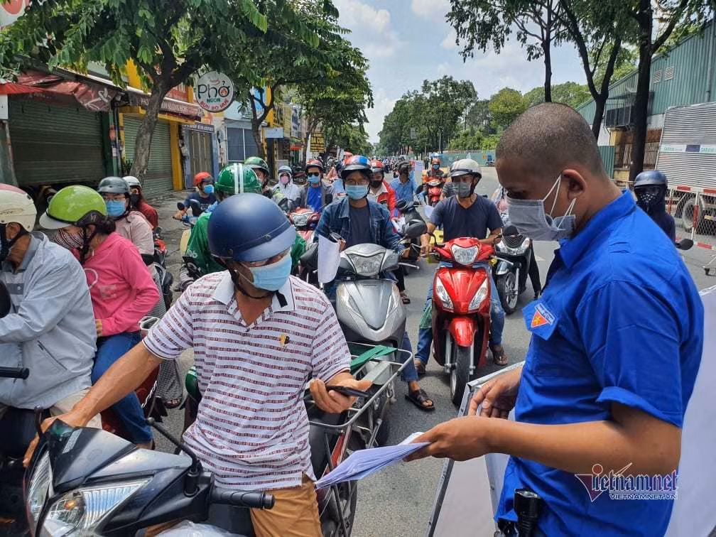 Go Vap ngay thu 4: Chot kiem dich thong thoang, nhieu nguoi di huong khac-Hinh-5