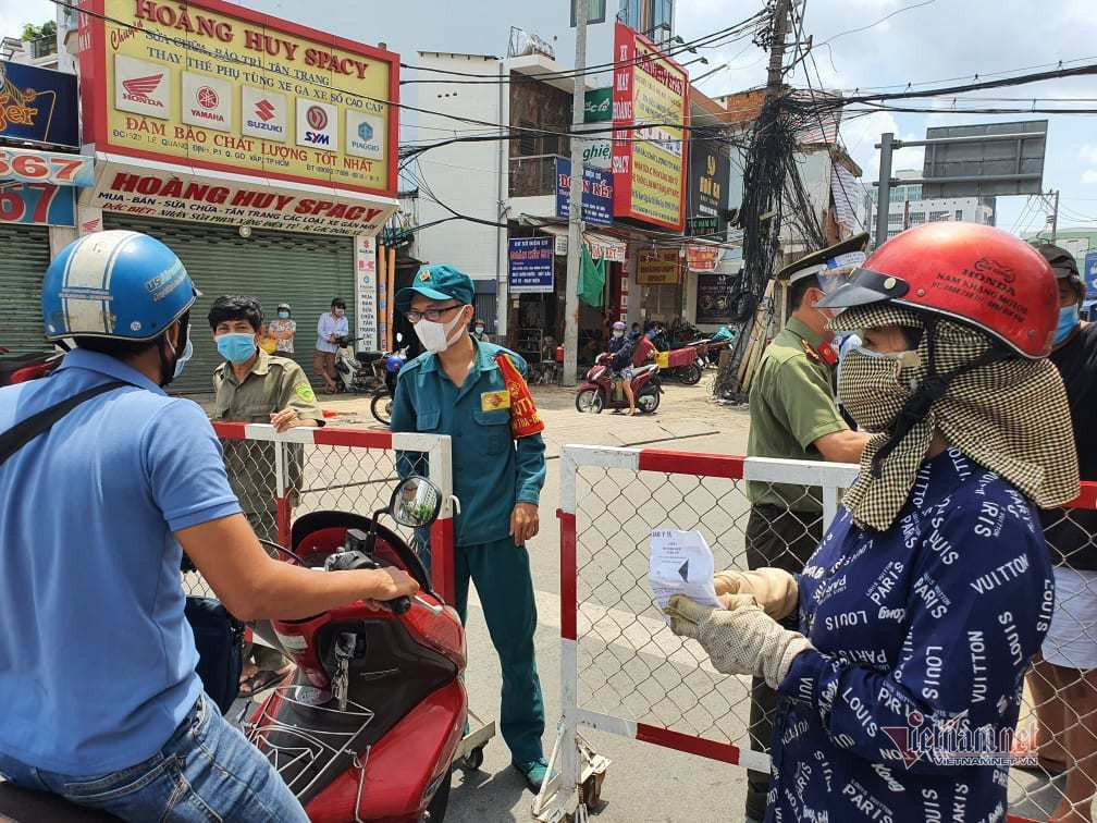 Go Vap ngay thu 4: Chot kiem dich thong thoang, nhieu nguoi di huong khac-Hinh-2