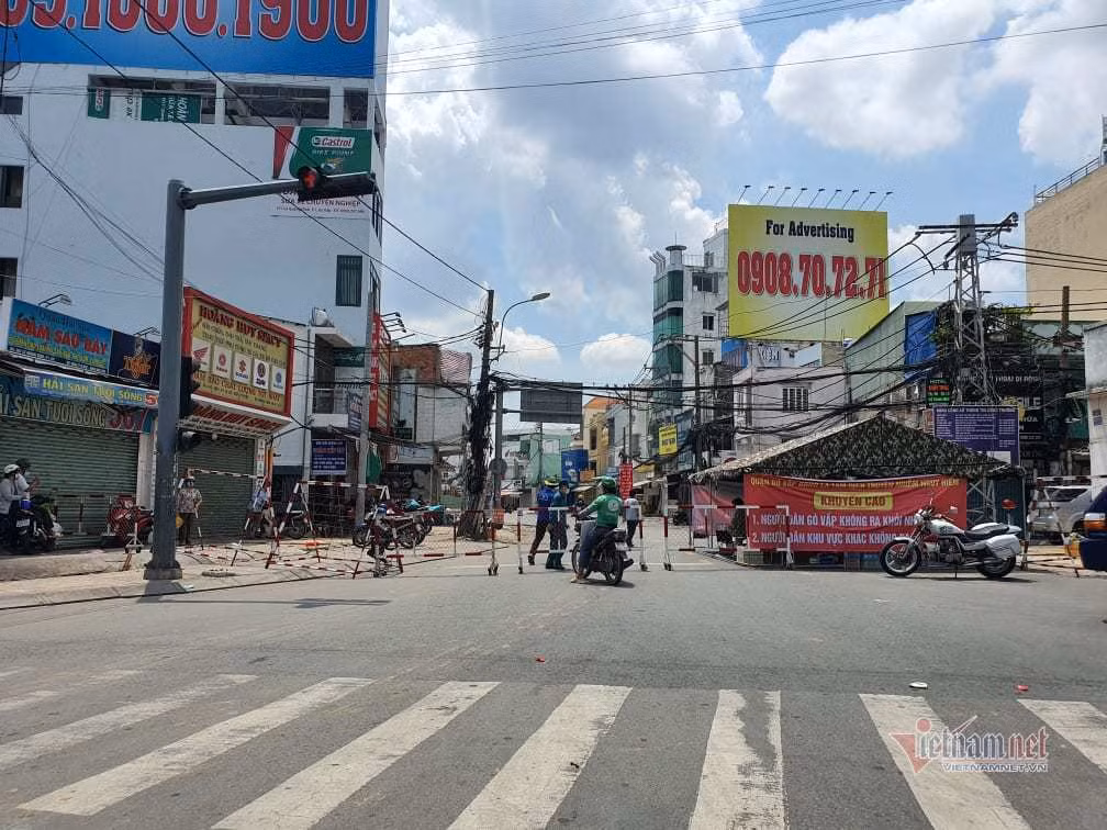 Go Vap ngay thu 4: Chot kiem dich thong thoang, nhieu nguoi di huong khac