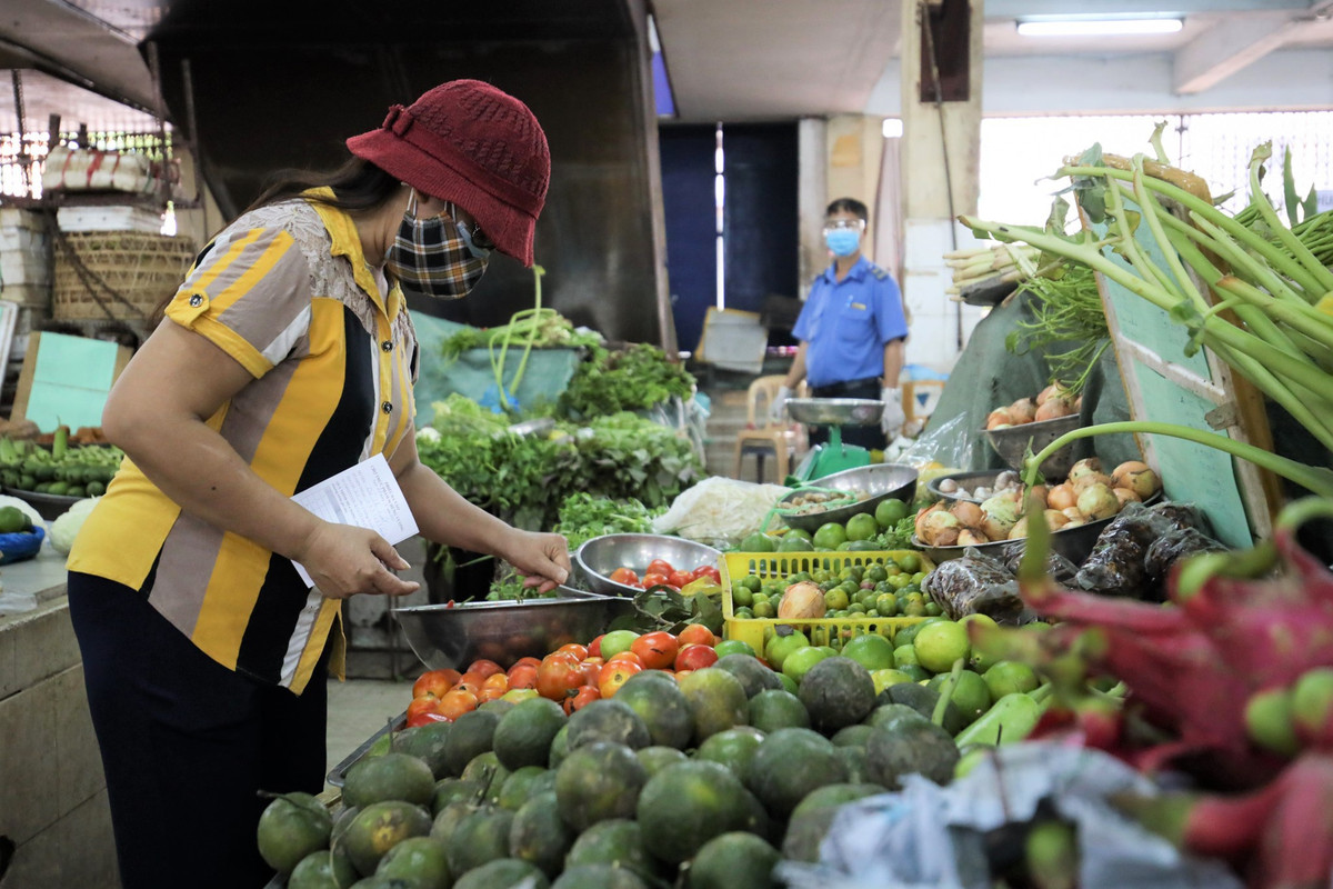 "Choáng" bởi giá thực phẩm ngoài siêu thị ở TP.HCM cao ngất ngưởng ảnh 1
