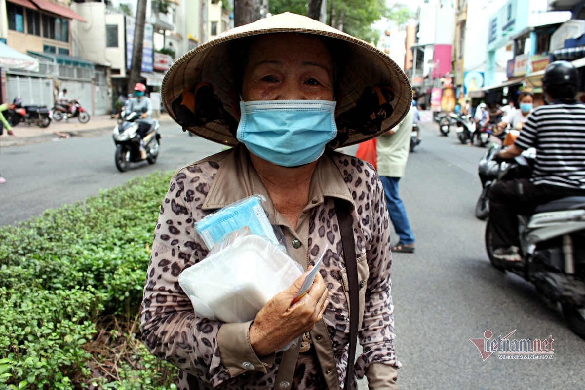 Nguoi Sai Gon go cua tung nha tang khau trang, chung tay phat com 0 dong-Hinh-5
