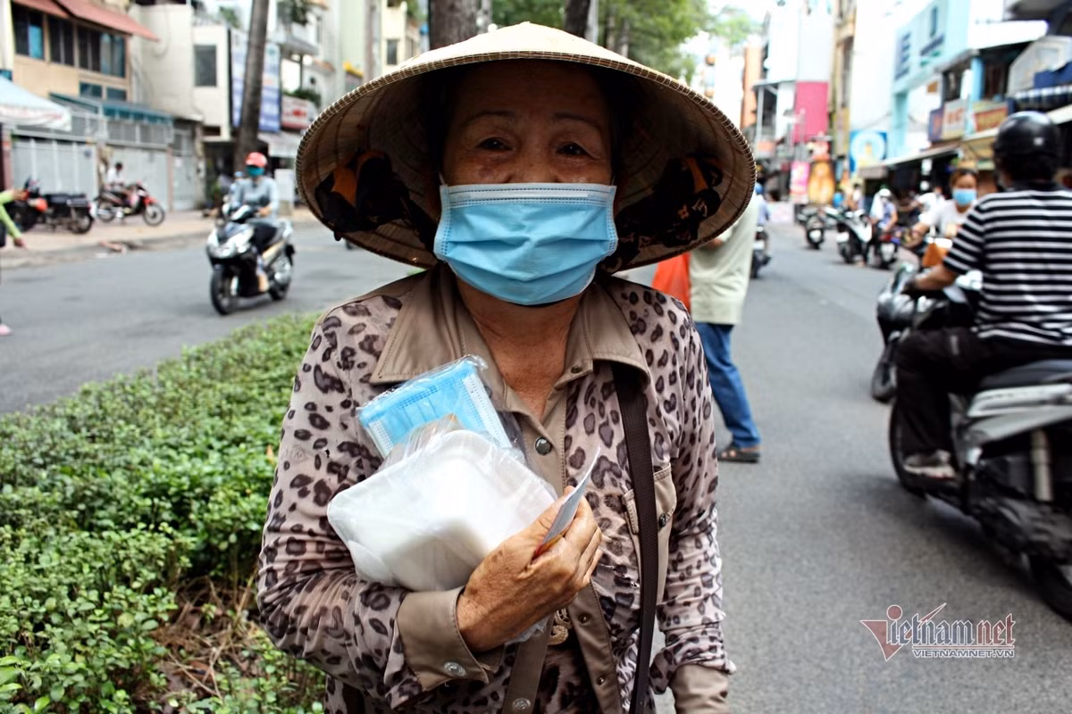 Nguoi Sai Gon go cua tung nha tang khau trang, chung tay phat com 0 dong-Hinh-5