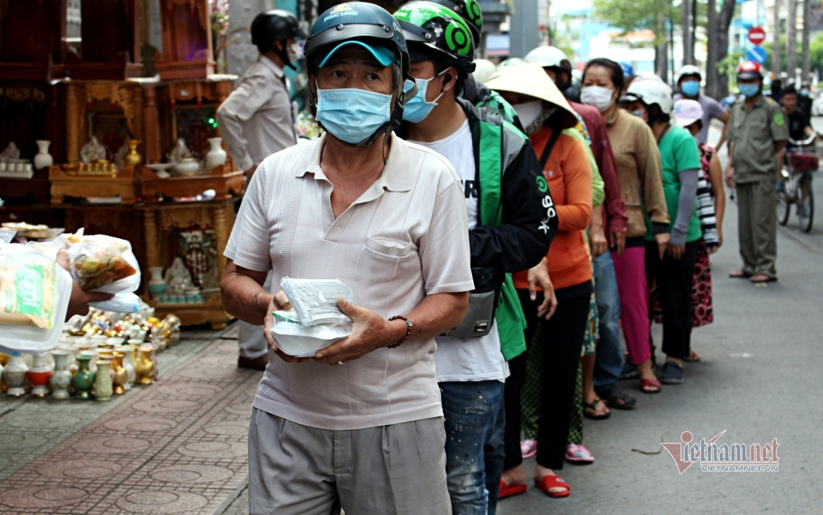 Nguoi Sai Gon go cua tung nha tang khau trang, chung tay phat com 0 dong-Hinh-6