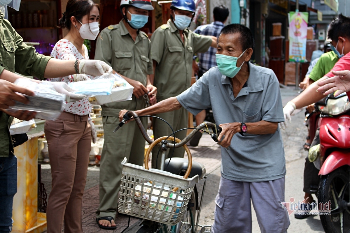 Nguoi Sai Gon go cua tung nha tang khau trang, chung tay phat com 0 dong-Hinh-4