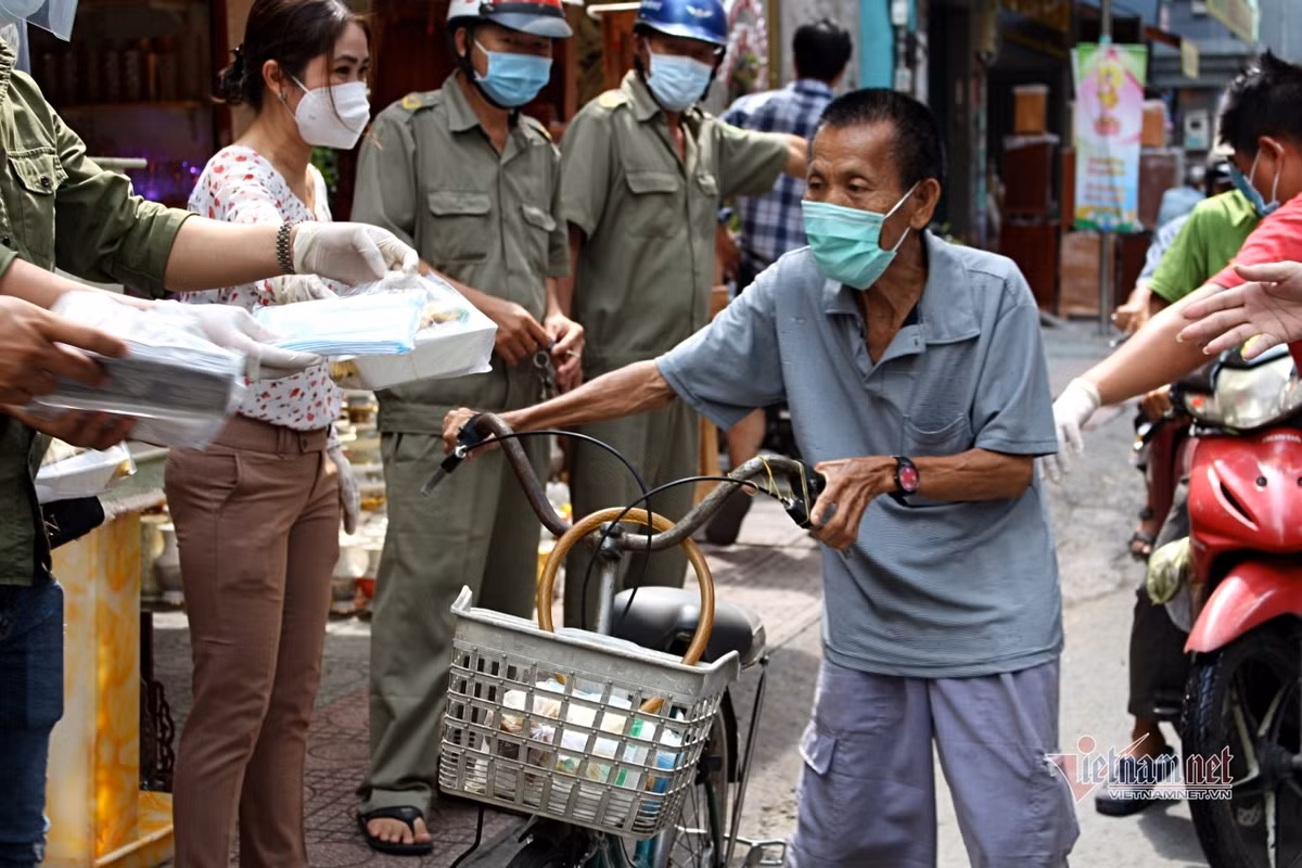 Nguoi Sai Gon go cua tung nha tang khau trang, chung tay phat com 0 dong-Hinh-4