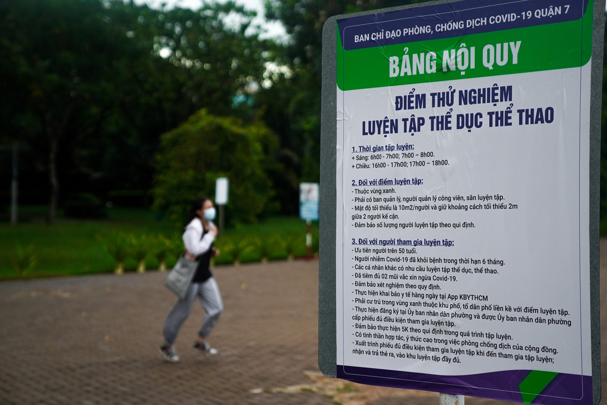 Ghi nhận lúc 17h, tại Công viên Cảnh Đồi (đường N-Nam, khu phố 4), khoảng 20 người được UBND phường Tân Phong cấp thẻ tập thể dục đã tham gia các hoạt động thể thao ngoài trời. Người dân chỉ được tập thể dục tại khu vực thuộc vùng xanh, mật độ tối thiểu 10 m2/người và giữ khoảng cách 2 m.