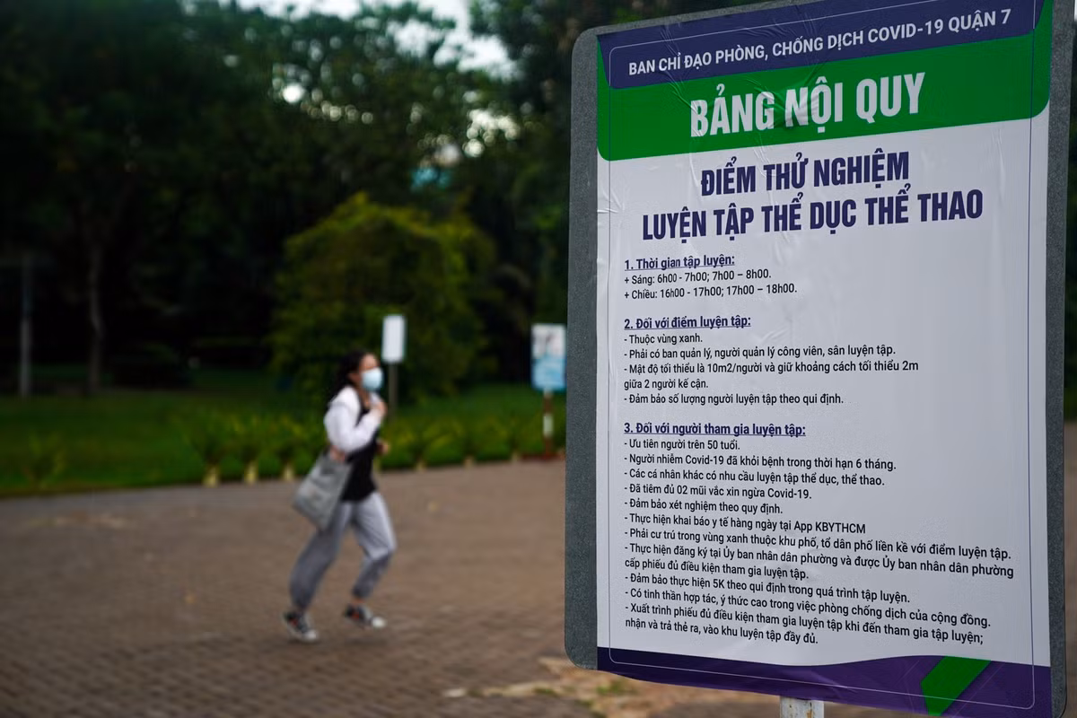 Ghi nhận lúc 17h, tại Công viên Cảnh Đồi (đường N-Nam, khu phố 4), khoảng 20 người được UBND phường Tân Phong cấp thẻ tập thể dục đã tham gia các hoạt động thể thao ngoài trời. Người dân chỉ được tập thể dục tại khu vực thuộc vùng xanh, mật độ tối thiểu 10 m2/người và giữ khoảng cách 2 m.