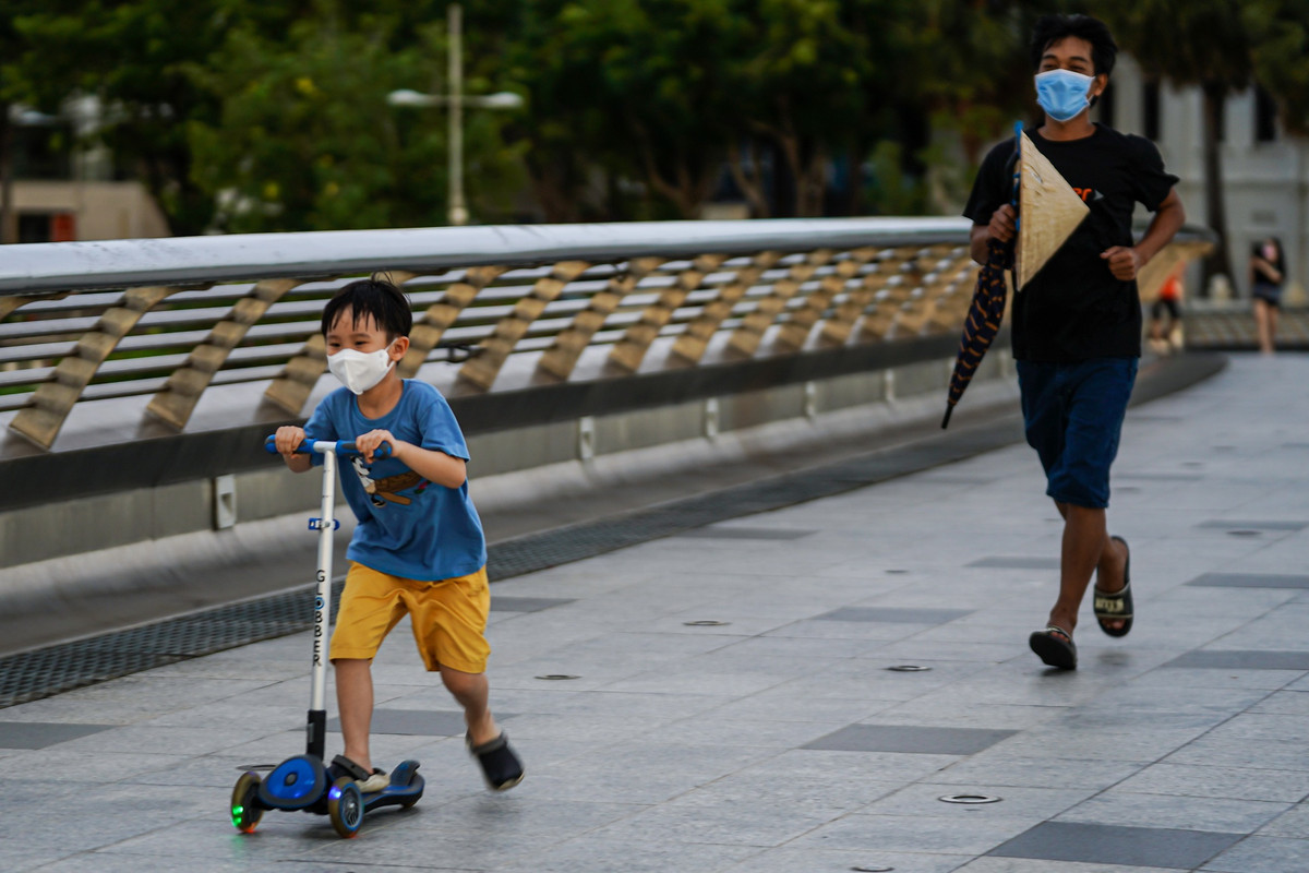 Nhiều trẻ em đến công viên vui chơi, tập thể dục đều có cha mẹ đi cùng để đảm bảo an toàn.