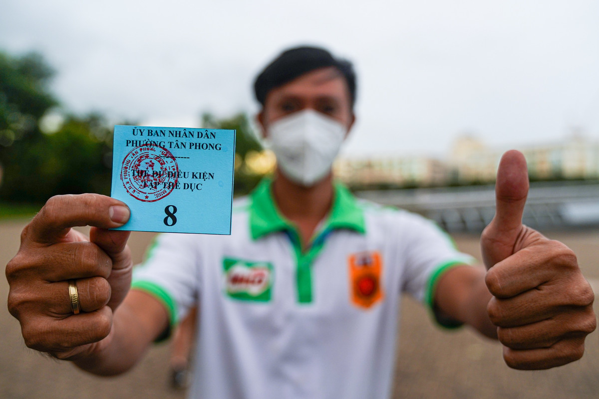 Anh Trịnh Hoài Nam (quận 7) phấn khởi khi nhận được thẻ tập thể dục. Anh Nam cho biết trong thời gian thành phố thực hiện giãn cách xã hội, anh vẫn rèn luyện sức khỏe tại nhà. Tuy nhiên, việc này không thuận tiện bằng tập ngoài trời, có không khí trong lành. "Ở nhà với 4 bức tường hơi bí bách, khi được hít gió trời, ngắm cây xanh, tôi thấy dễ chịu hơn nhiều", nam thanh niên chia sẻ.