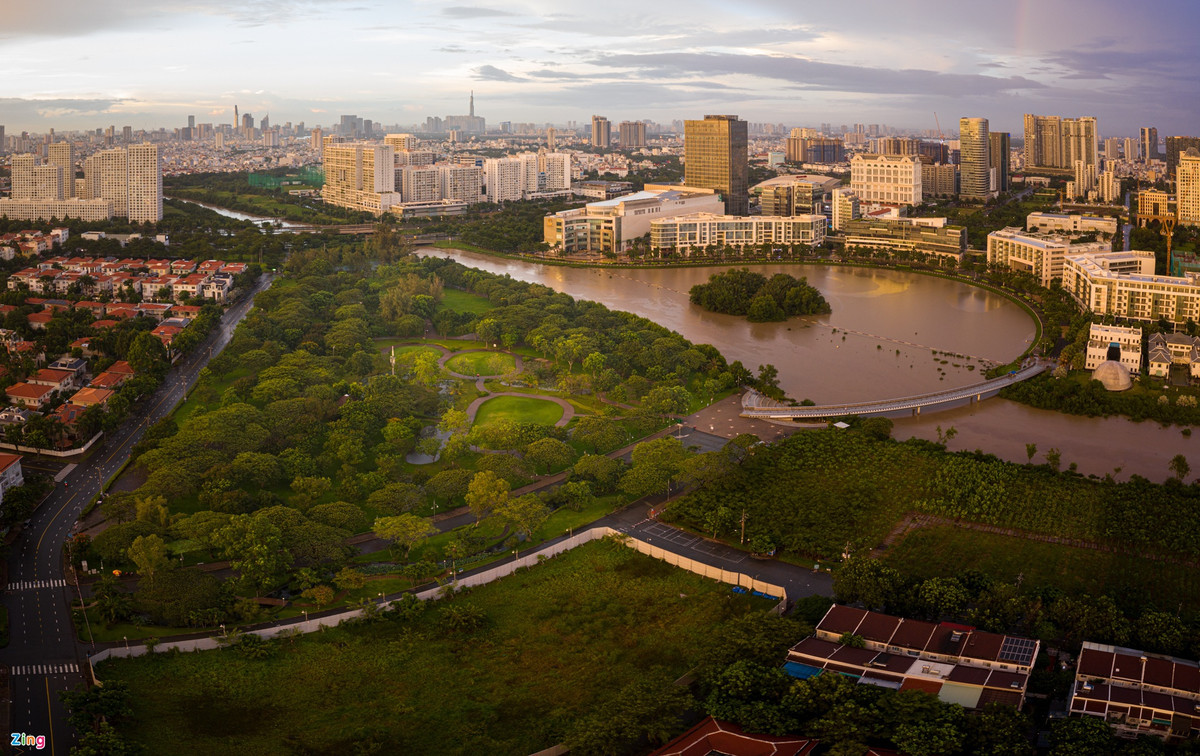Quận 7 là nơi đầu tiên của TP.HCM thí điểm hoạt động thể thao trong giai đoạn "bình thường mới". Điều kiện để được cấp thẻ tập là người dân sống trong vùng xanh, được tiêm 2 mũi vaccine, tuân thủ khai báo y tế và thực hiện 5K.