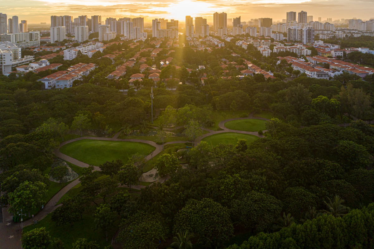 Quận 7 là một trong bốn địa phương ở thành phố công bố đã kiểm soát được Covid-19, cùng với Củ Chi, Cần Giờ và Nhà Bè. Từ ngày 15/9, quận được UBND thành phố cho thí điểm "mở cửa" để phục hồi kinh tế với 150 điểm kinh doanh, sản xuất được hoạt động trở lại. 