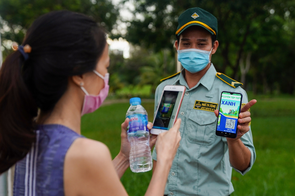 Do là ngày đầu tiên thực hiện biện pháp dùng thẻ tập thể dục, nhiều người vẫn chưa nắm bắt thông tin. Anh Ngô Thanh Tùng, bảo vệ công viên, cho biết sẽ hướng dẫn bà con quét mã khai báo y tế và kiểm tra thẻ xanh Covid-19 rồi mới cho vào cổng. "Sau hôm nay, người muốn đến công viên phải có thẻ do UBND phường cấp mới được qua cổng", anh Tùng khẳng định.