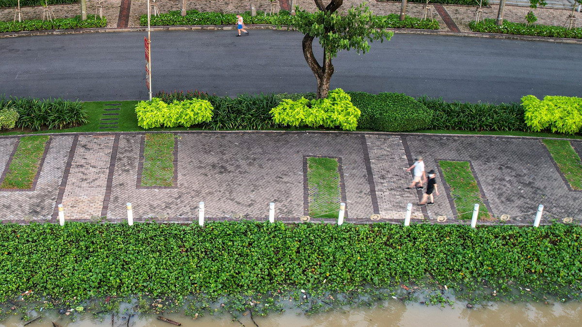 Theo bà Nguyễn Thị Bé Ngoan, Phó chủ tịch UBND quận 7, dự kiến có khoảng 600 người đến công viên mỗi ngày để tập thể dục. Địa phương này thử nghiệm giai đoạn 1 (từ ngày 20-30/9) cho phường Tân Phong và Tân Phú. Theo đó, người dân được phép đi bộ, tập luyện thể thao ngoài trời tại 2 công viên và 5 sân quần vợt với khung giờ: Sáng (6-7h; 7-8h) và chiều (16-17h; 17-18h).