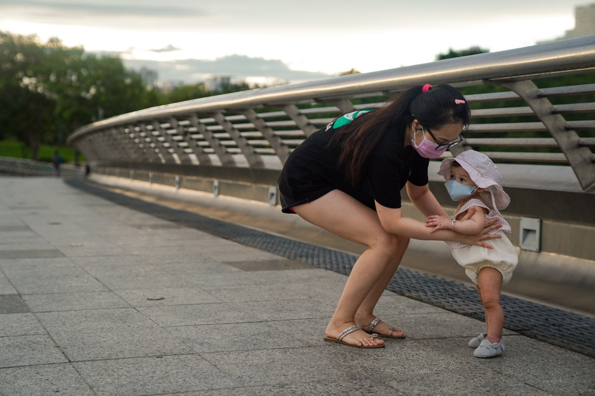 Chị Diễm Trinh đưa con gái đi dạo quanh khu vực công viên. "Khi được phép ra ngoài, cả nhà tôi rất vui. Lâu lắm rồi chúng tôi mới được ngắm cảnh, hít thở không khí ngoài trời. Con gái tôi cũng háo hức khi được ba mẹ cho đi chơi", chị Trinh nói.
