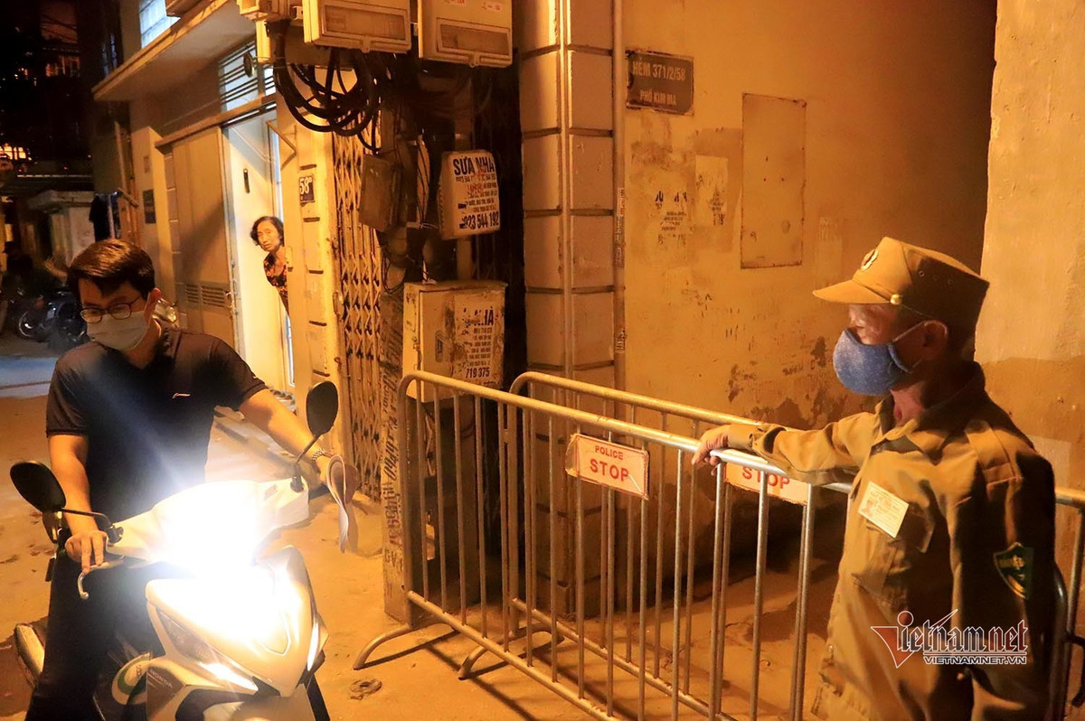 Ca nghi nhiễm này rất phức tạp vì di chuyển nhiều, F1 rải rác ở các quận, huyện Đông Anh, Ba Vì, Đống Đa, Tây Hồ, Hoàng Mai. (Con hẻm phố Kim Mã được dựng rào chắn ngay từ đầu giờ tối)