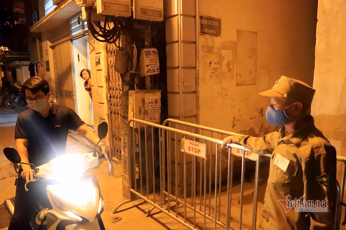 Ca nghi nhiễm này rất phức tạp vì di chuyển nhiều, F1 rải rác ở các quận, huyện Đông Anh, Ba Vì, Đống Đa, Tây Hồ, Hoàng Mai. (Con hẻm phố Kim Mã được dựng rào chắn ngay từ đầu giờ tối)