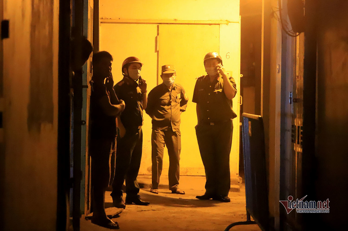 Lực lượng chức năng điều tra dịch tễ, thông báo đến các hộ dân xung quanh.