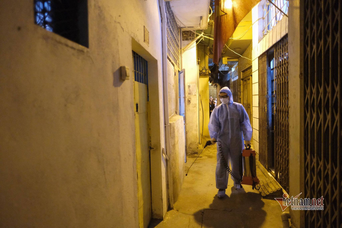 Theo Giám đốc Sở Y tế, người này có đi hát karaoke ở quán Moonlight số 54 Chùa Láng (quận Đống Đa) từ khoảng 22h - 0h ngày 29/4.Các quận, huyện thận trọng, kích hoạt các tổ chống dịch vào cuộc và truy vết.