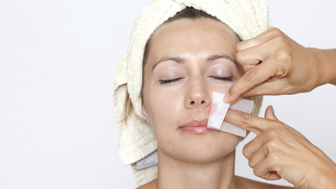 Cạo ria mép nên được thợ chuyên nghiệp thực hiện để tránh bị thương. Quy trình này cũng tẩy tế bào chết cho da và lông tơ giúp giảm nếp nhăn. Đây là phương pháp tẩy lông tạm thời dễ thực hiện và không gây đau đớn mà bạn có thể thực hiện tại nhà. Ảnh: Veet.