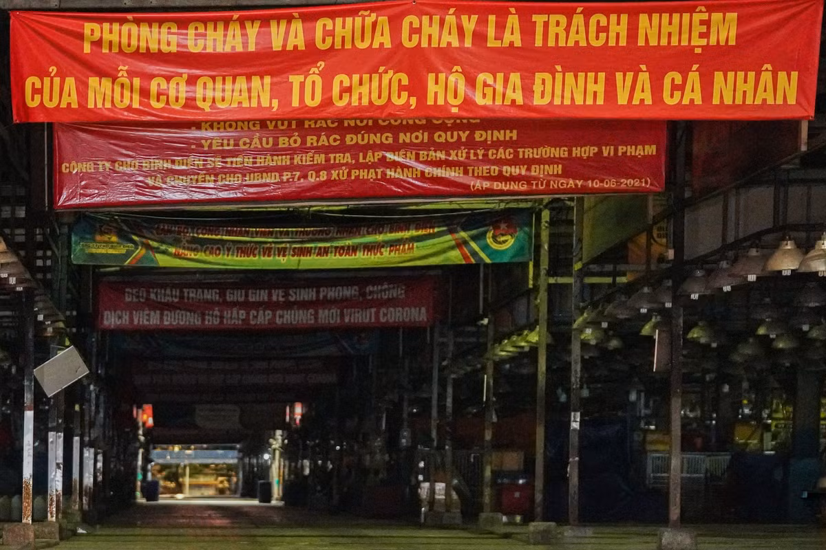 Kết thúc buổi thị sát, ông Nên nhấn mạnh: "Sự kiện 2 tháng trước dẫn đến tạm ngừng hoạt động chợ là bài học xương máu, khi chợ hoạt động trở lại cần có nhiều biện pháp để kịp thời ứng phó với dịch bệnh. Đặc biệt, cần ưu tiên cho những người từng bị nhiễm Covid-19 đăng ký tham gia hoạt động vì họ đã có kháng thể".