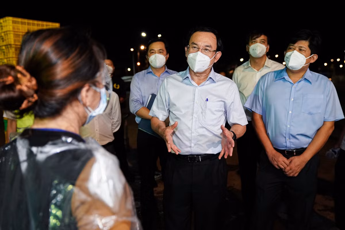 Trao đổi với Bí thư Nên, bà Lê Thị Phương Thảo, chủ vựa Hường Thảo, cho biết quy định phải tiêm đủ 2 liều vaccine, tuân thủ nguyên tắc 5K mới được phép hoạt động và tối đa 5 người/sạp.