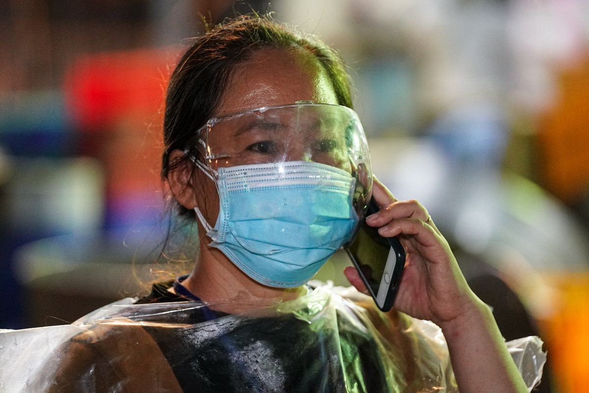 Bà Thảo cũng cho biết thêm, hiện tại hoạt động kinh doanh chủ yếu thông qua các cuộc gọi với bạn hàng, không được tiếp khách bên ngoài và các chợ hầu hết chưa hoạt động trở lại nên sản lượng tiêu thụ thấp hơn 70% so với những ngày chưa có dịch. "Chỉ mong TP nhanh hết dịch để công việc kinh doanh trở về như trước", bà Thảo nói.