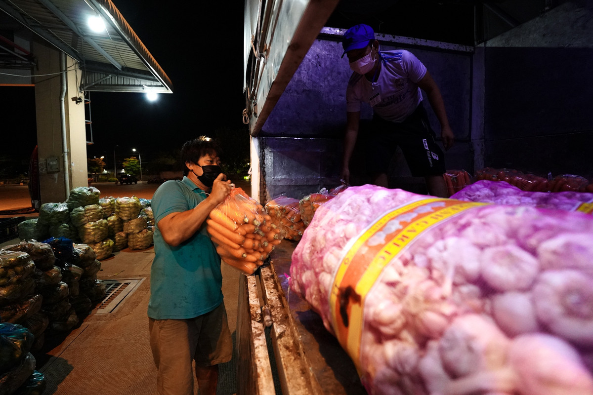 Anh Thái cho biết nguồn cung rau củ hiện nay dần ổn định, anh đã nhập hơn 20 tấn hàng từ nhiều tỉnh thành, chủ yếu là Đà Lạt. "Nếu chợ hoạt động theo hình thức trung chuyển hiệu quả tôi sẽ tăng thêm sản lượng để có đủ nguồn hàng cung cấp cho người dân", anh Thái nói thêm.