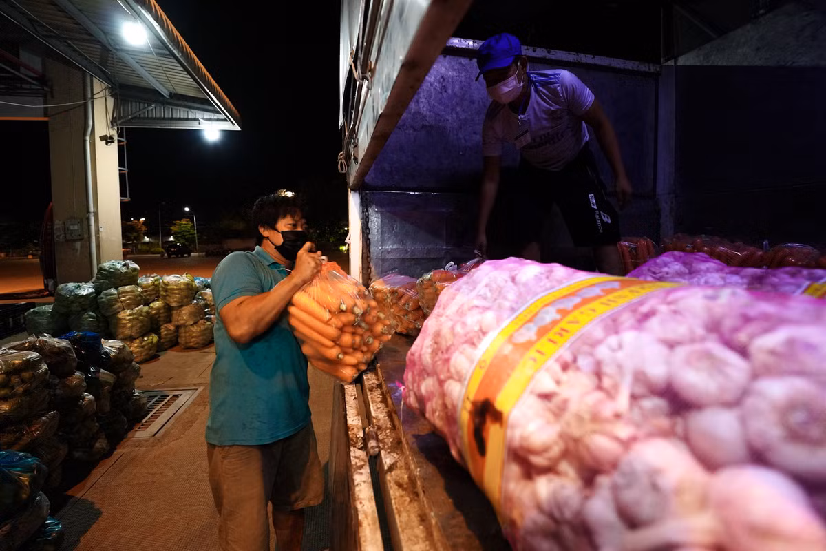 Anh Thái cho biết nguồn cung rau củ hiện nay dần ổn định, anh đã nhập hơn 20 tấn hàng từ nhiều tỉnh thành, chủ yếu là Đà Lạt. "Nếu chợ hoạt động theo hình thức trung chuyển hiệu quả tôi sẽ tăng thêm sản lượng để có đủ nguồn hàng cung cấp cho người dân", anh Thái nói thêm.