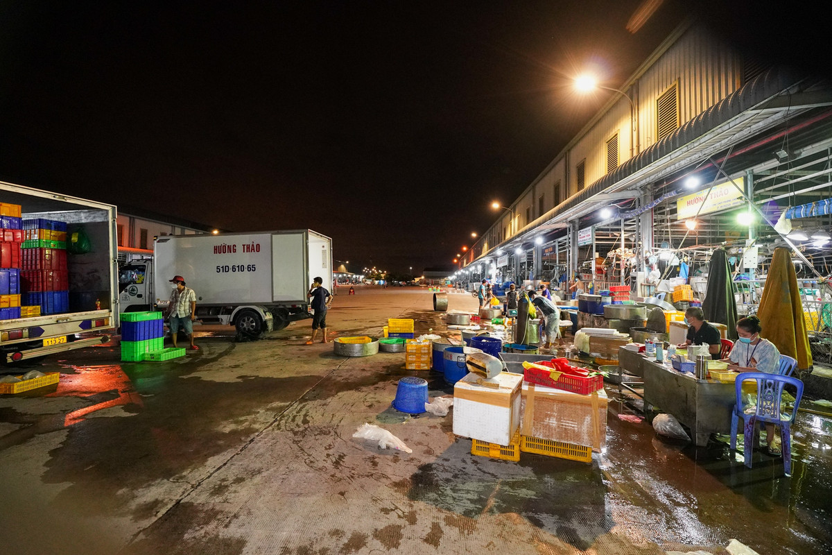 Trong hai ngày đầu hoạt động, chợ đầu mối Bình Điền chỉ có 9 sạp hoạt động. "Đăng ký ban đầu là 10 sạp, sau đó một tiểu thương được xác định dương tính Covid-19 nên chỉ còn 9 tiểu thương hoạt động từ đêm đầu" ông Phan Thành Tân, Giám đốc Công ty Quản lý và Kinh doanh chợ Bình Điền, thông tin.