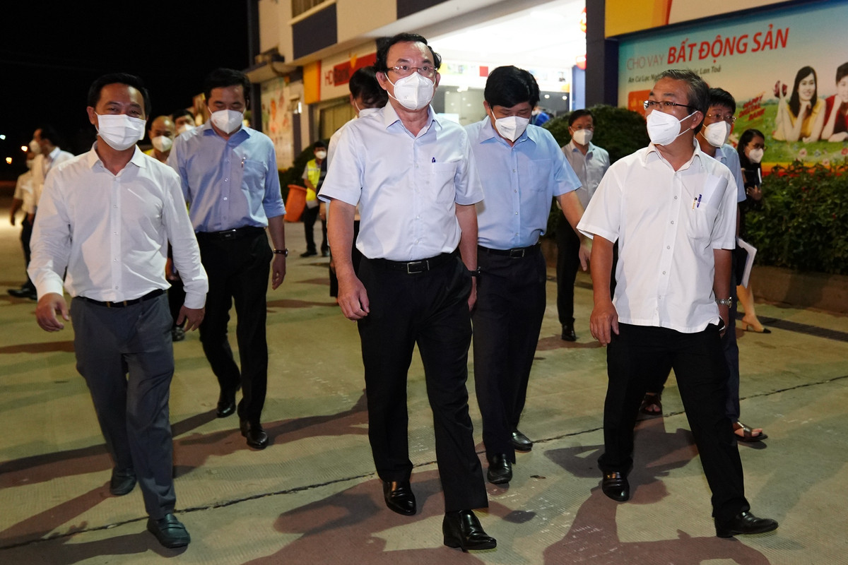 Tại đây, Bí thư Thành ủy TP.HCM có dịp hỏi thăm, lắng nghe những vấn đề các tiểu thương đang mắc phải trong quá trình xây dựng điểm tập kết, trung chuyển hàng hóa tại chợ Bình Điền.