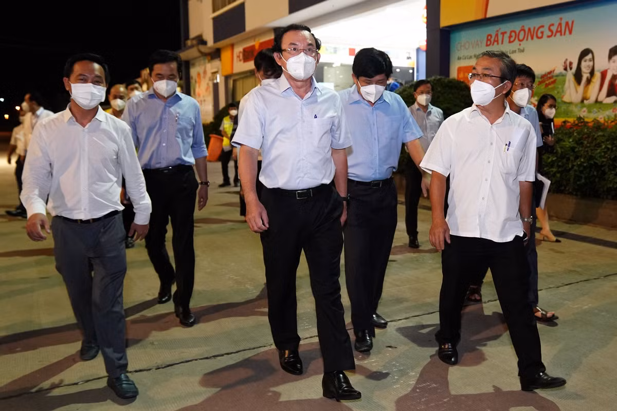 Tại đây, Bí thư Thành ủy TP.HCM có dịp hỏi thăm, lắng nghe những vấn đề các tiểu thương đang mắc phải trong quá trình xây dựng điểm tập kết, trung chuyển hàng hóa tại chợ Bình Điền.