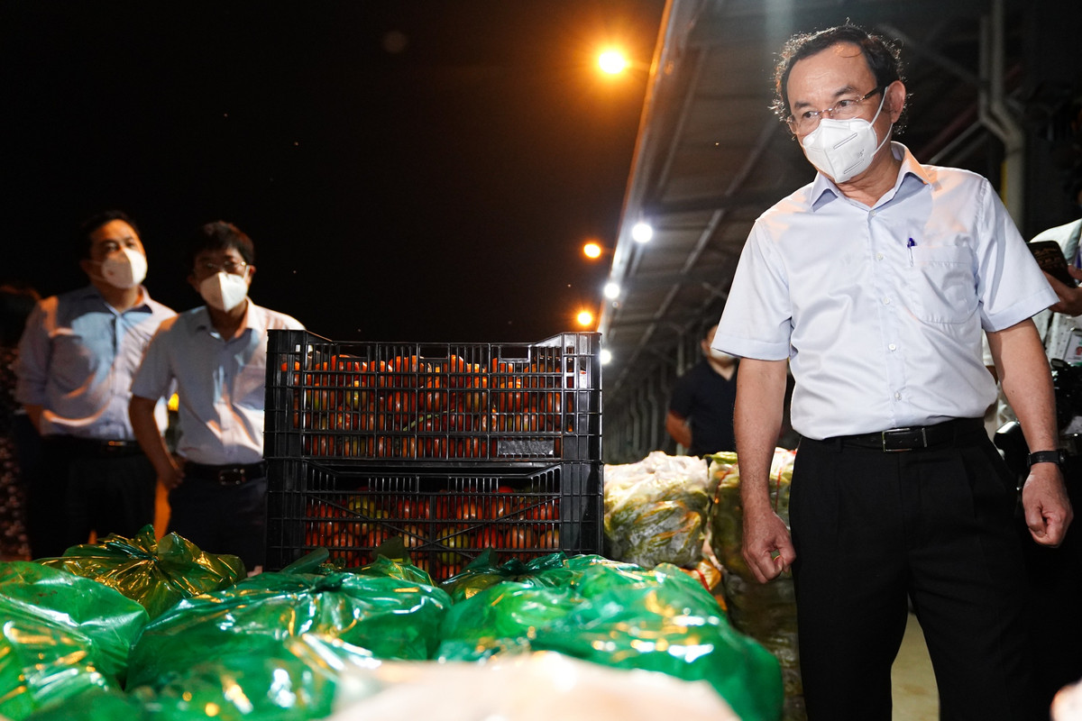 Trong chuyến thị sát, Bí thư Nên đặc biệt quan tâm đến sạp rau củ của anh Võ Minh Thái. Tại đây, các loại rau củ được đóng gói thành combo 10kg/bọc theo từng loại.