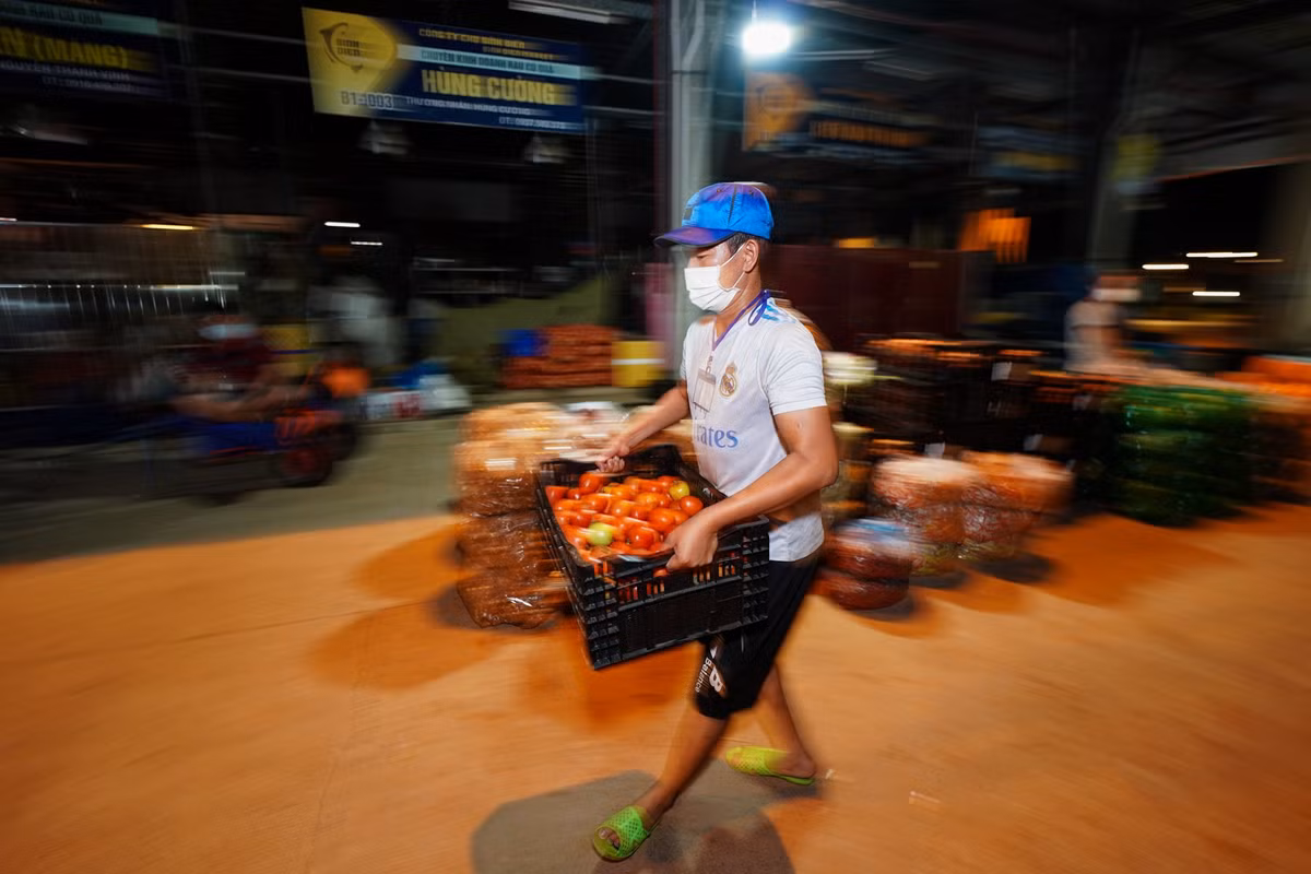 Do bị giới hạn số người, nhân viên các sạp hàng phải làm việc liên tục để đẩy nhanh tốc độ vận chuyển hàng hóa đi trong đêm.